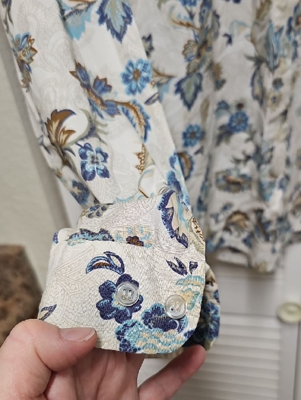 EUC Cabin Creek Cream Long-Sleeve Button-Up with Blue Brown Floral Print Sz L - Picture 4 of 7